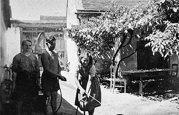 Abkühlen im Hausbrunnen in Niederabsdorf 1943; Martha Czech