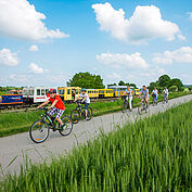 Zayataler Schienentaxi mit Radfahrern