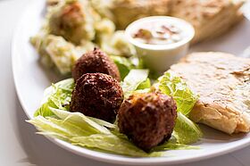 Hummus, Fladenbrot und Falafel