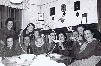 Frauen beim Federnschleißen 1958 in Altenmarkt Foto Karl Rohrböck