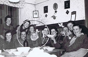 Frauen beim Federnschleißen 1958 in Altenmarkt Foto Karl Rohrböck